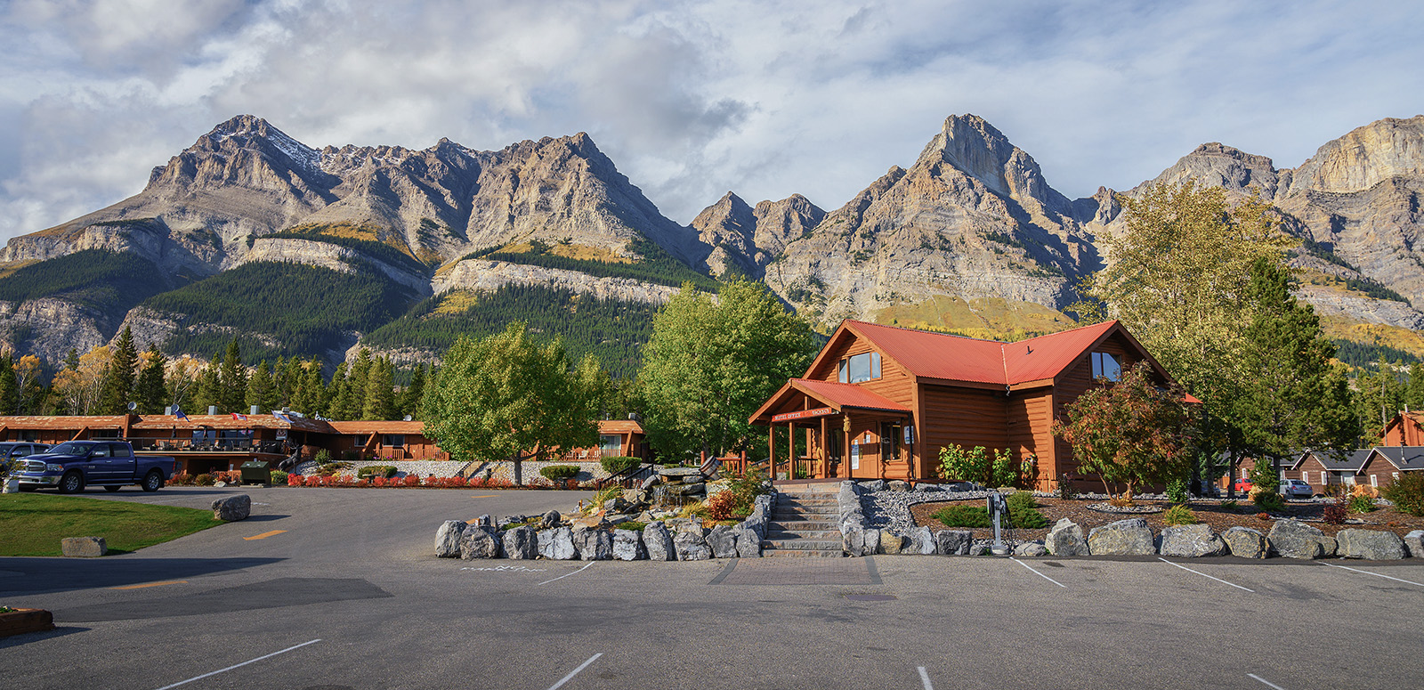 The hotel and restaurant at Saskatchewan River Crossing on the Icefields Parkway in summer.